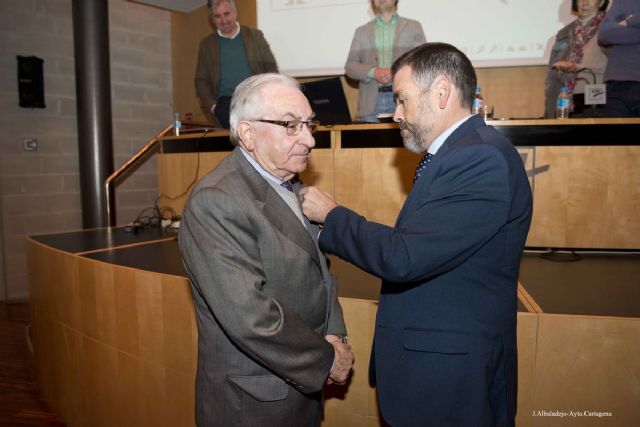 El alcalde entregó la Isignia de Oro de Cartagena Futuro a Salvemos el Rosell - 3, Foto 3