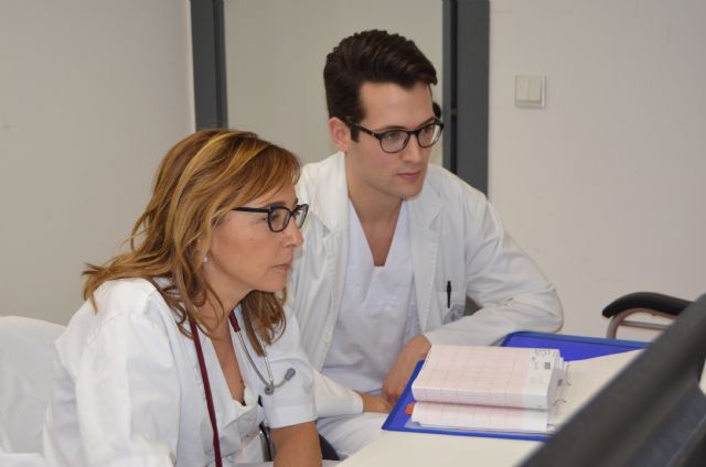 Carlos Jareño, estudiante de Medicina de la UCAM y la doctora Araceli Zapata, intensivista de Hospital La Vega, Foto 1