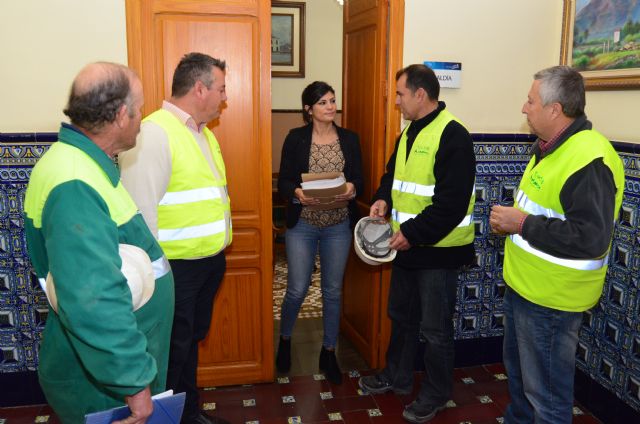 Los trabajadores de Arimesa han entregado a la alcaldesa 4452 firmas de los vecinos de Santomera - 1, Foto 1