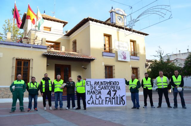 Los trabajadores de Arimesa han entregado a la alcaldesa 4452 firmas de los vecinos de Santomera - 2, Foto 2