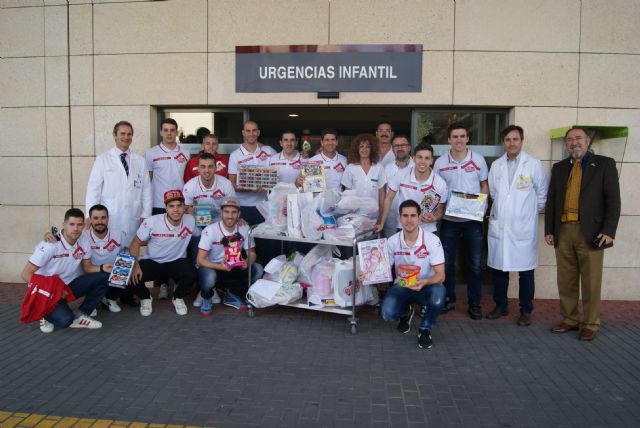 La plantilla visita a los niños ingresados en el Hospital Virgen de la Arrixaca - 2015 - 1, Foto 1
