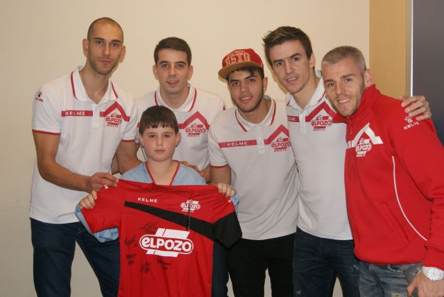 La plantilla visita a los niños ingresados en el Hospital Virgen de la Arrixaca - 2015 - 2, Foto 2