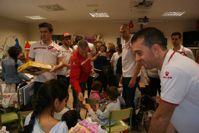 La plantilla visita a los niños ingresados en el Hospital Virgen de la Arrixaca - 2015 - 4, Foto 4