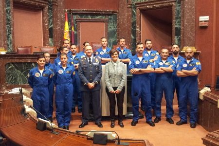 La presidenta de la Asamblea recibe a la patrulla acrobática del ejército del aire - 1, Foto 1
