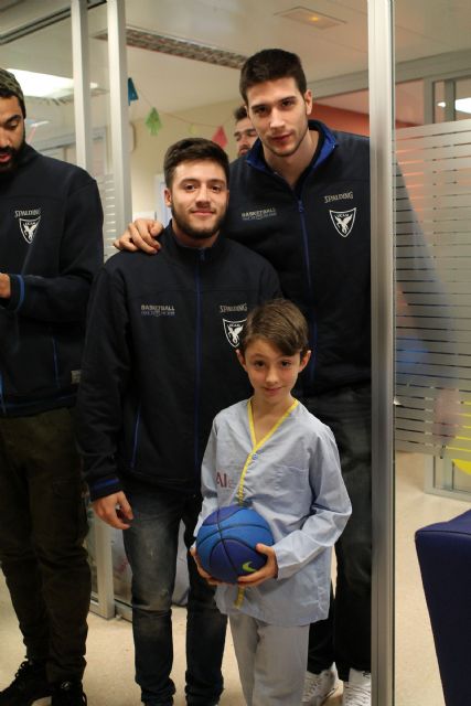 Los jugadores del UCAM Murcia CB han visitado el Hospital Materno-Infantil Virgen de la Arrixaca - 1, Foto 1