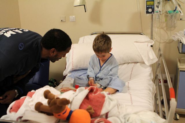Los jugadores del UCAM Murcia CB han visitado el Hospital Materno-Infantil Virgen de la Arrixaca - 3, Foto 3