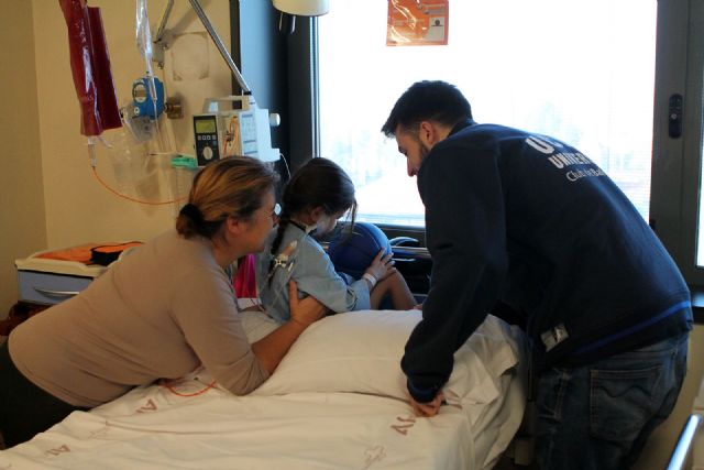 Los jugadores del UCAM Murcia CB han visitado el Hospital Materno-Infantil Virgen de la Arrixaca - 4, Foto 4