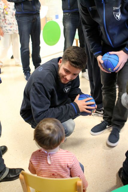 Los jugadores del UCAM Murcia CB han visitado el Hospital Materno-Infantil Virgen de la Arrixaca - 5, Foto 5