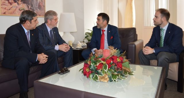 José López recibe a la junta directiva de la Cofradía Marraja que le exponen sus proyectos y el estado actual de la capilla - 1, Foto 1