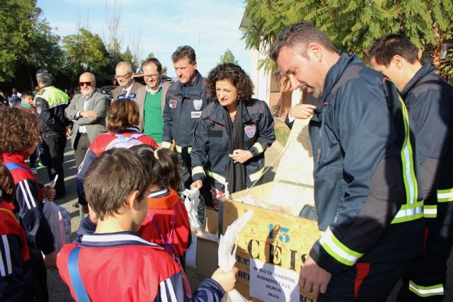 Más de 200 escolares participan en la recogida de alimentos organizada por el Parque de Bomberos de Mula - 1, Foto 1
