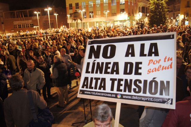 More than 2,500 people congregate in the Constitution Square to say no to the construction of the power line in the towns of Totana and Aledo, Foto 1