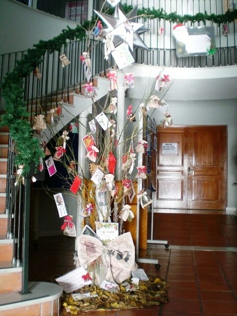 The Municipal Library "Matthew Smith" makes a selection of children's reading and is adorned on the occasion of the Christmas season, Foto 2