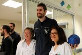 Los jugadores del UCAM Murcia CB han visitado el Hospital Materno-Infantil Virgen de la Arrixaca