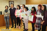 El Ayuntamiento entrega los premios a los tres escolares ganadores del concurso de dibujo 'En el reciclaje, tú pintas mucho'