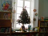 La Biblioteca Municipal 'Mateo García' realiza una selección de lecturas infantiles y se engalana con motivo de las fechas navideñas