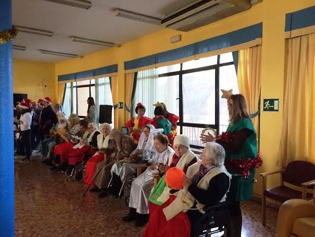 Autoridades municipales felicitan la Navidad a los usuarios y profesionales de la Residencia de Personas Mayores La Purísima, Foto 7