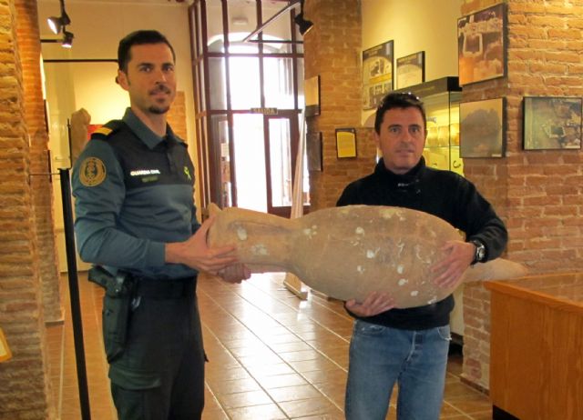 La Guardia Civil recupera cinco ánforas con más de 2.000 años de antigüedad en Águilas y Mazarrón - 1, Foto 1
