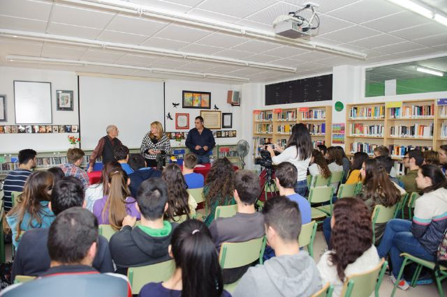 El actor ganador de un Goya, Saturnino García, cuenta sus experiencias a los alumnos del IES Felipe II - 2, Foto 2