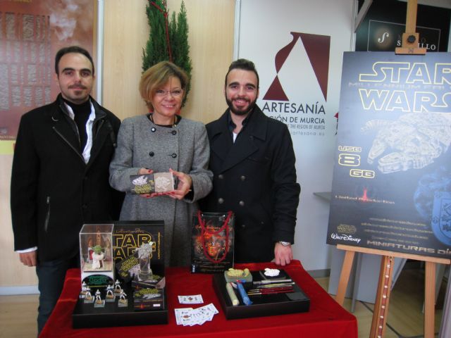 La directora general de Comercio asiste a la presentación de un USB diseñado por artesanos de la Región - 1, Foto 1