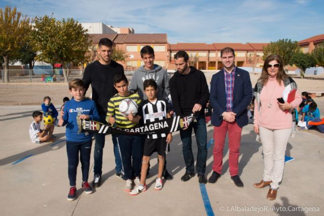 Los jugadores del FC Cartagena reparten entradas entre los alumnos del San Antonio Abad - 1, Foto 1