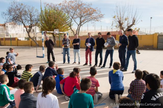 Los jugadores del FC Cartagena reparten entradas entre los alumnos del San Antonio Abad - 2, Foto 2