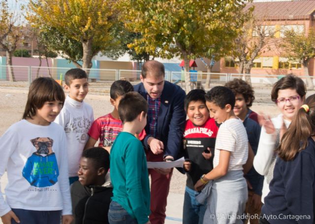Los jugadores del FC Cartagena reparten entradas entre los alumnos del San Antonio Abad - 3, Foto 3
