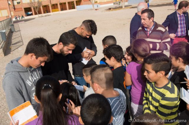 Los jugadores del FC Cartagena reparten entradas entre los alumnos del San Antonio Abad - 4, Foto 4