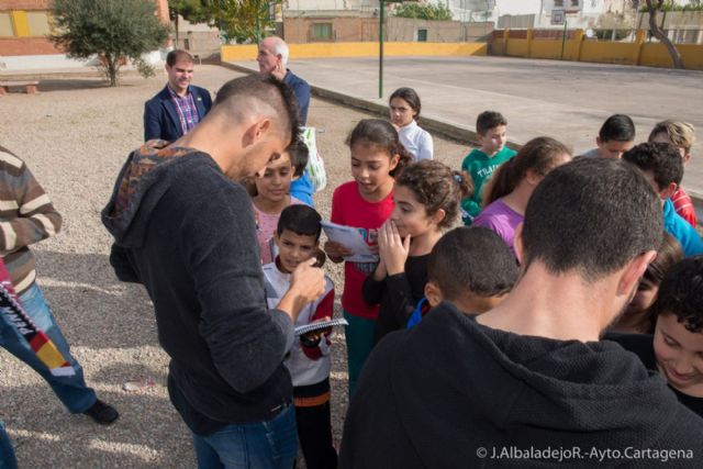 Los jugadores del FC Cartagena reparten entradas entre los alumnos del San Antonio Abad - 5, Foto 5
