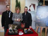 La directora general de Comercio asiste a la presentacin de un USB diseñado por artesanos de la Regin
