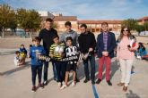 Los jugadores del FC Cartagena reparten entradas entre los alumnos del San Antonio Abad