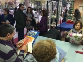 'El bolillo, oficio y arte' muestra en la Feria de Navidad las posibilidades de esta artesana popular