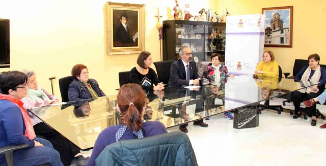 El Ayuntamiento entrega las subvenciones a las tres delegaciones locales de Cáritas - 1, Foto 1