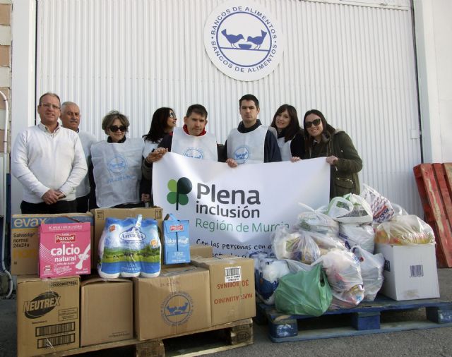 Las personas con discapacidad intelectual y sus familias donan alimentos, ropa y juguetes por medio de las asociaciones de Plena inclusión
