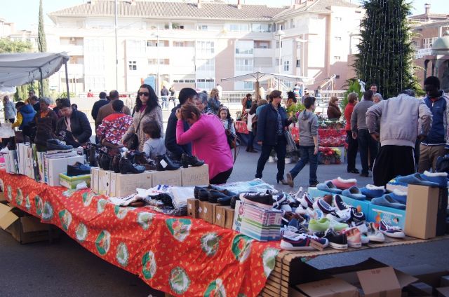 Éxito de asistentes en la II Feria de la Navidad que se celebró el pasado domingo en la plaza de la Constitución - 1, Foto 1