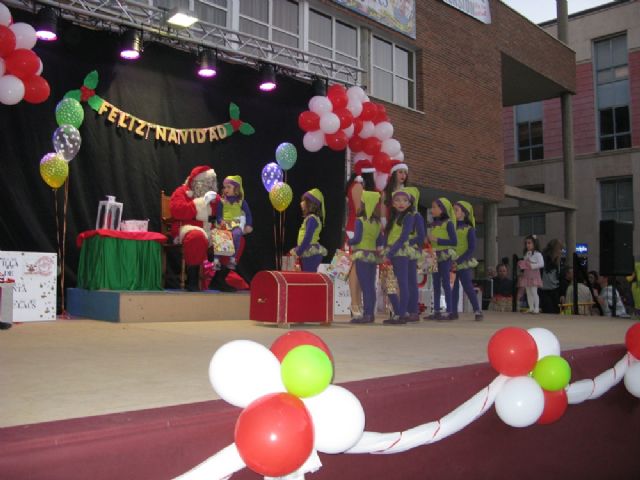 Dozens of children leave their letters to Santa Claus visit Totana in a great party atmosphere and excitement in the Plaza de la Balsa Vieja, Foto 1