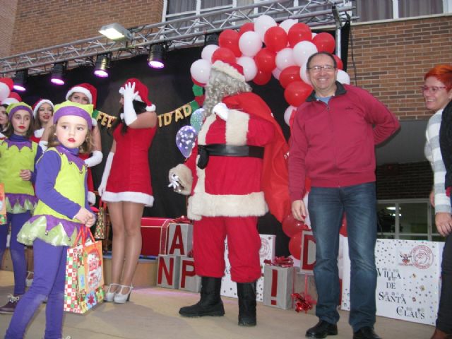 Dozens of children leave their letters to Santa Claus visit Totana in a great party atmosphere and excitement in the Plaza de la Balsa Vieja, Foto 2