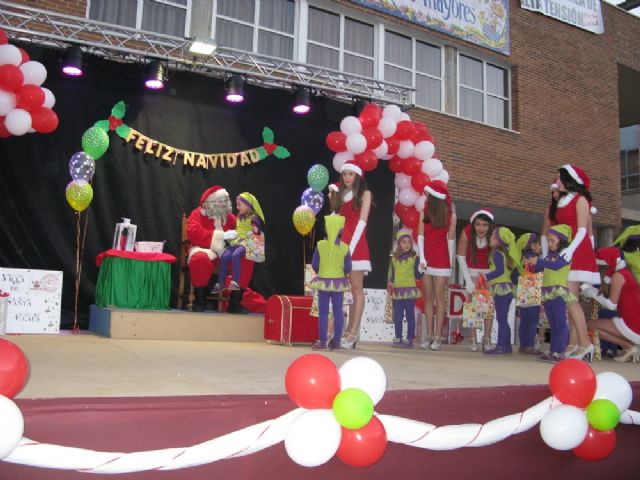 Dozens of children leave their letters to Santa Claus visit Totana in a great party atmosphere and excitement in the Plaza de la Balsa Vieja, Foto 3