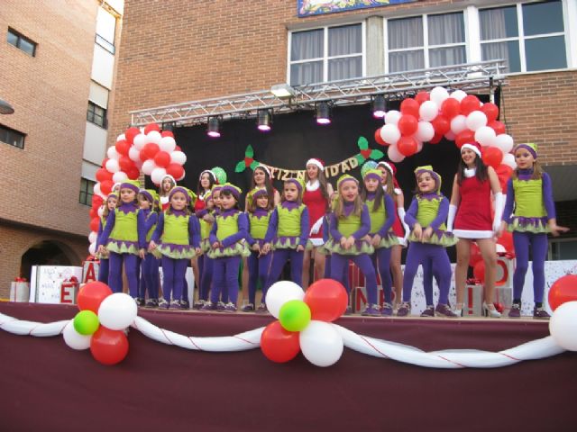 Dozens of children leave their letters to Santa Claus visit Totana in a great party atmosphere and excitement in the Plaza de la Balsa Vieja, Foto 4