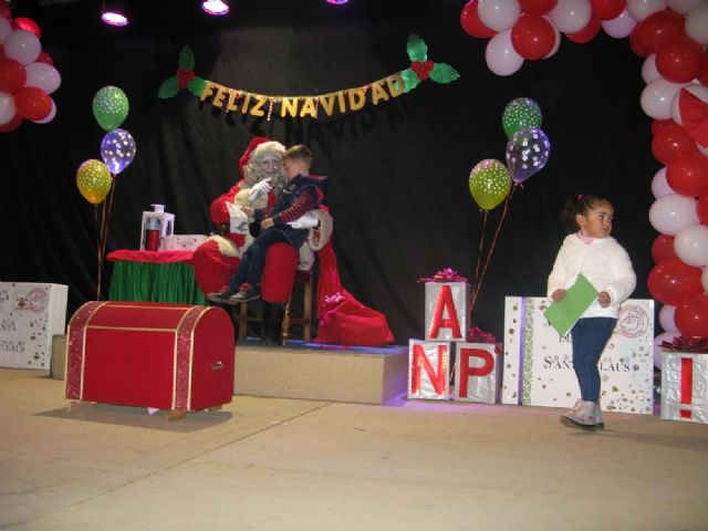 Decenas de niños dejan sus cartas a Papá Noël que visita Totana en un gran ambiente de fiesta e ilusión en la plaza de la Balsa Vieja - 5, Foto 5