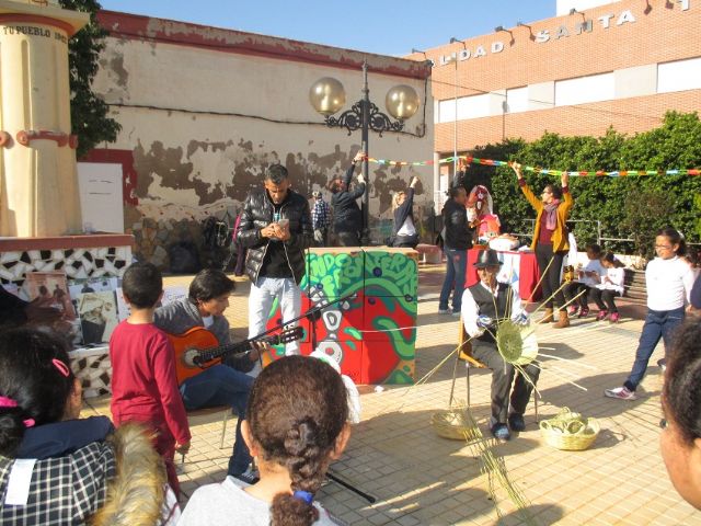 El barrio de San Antón celebró con actividades el Día Internacional del Migrante - 4, Foto 4