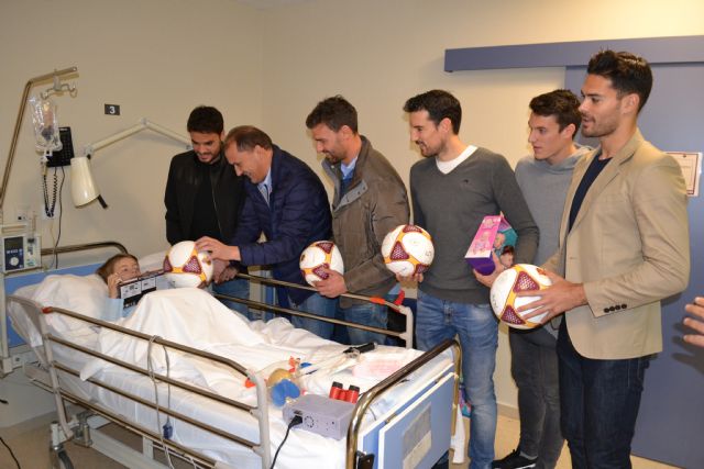 Visita a la Arrixaca de los futbolistas de la Selección Murciana - Navidad 2015 - 1, Foto 1
