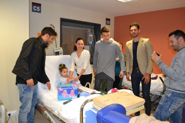 Visita a la Arrixaca de los futbolistas de la Selección Murciana - Navidad 2015 - 2, Foto 2