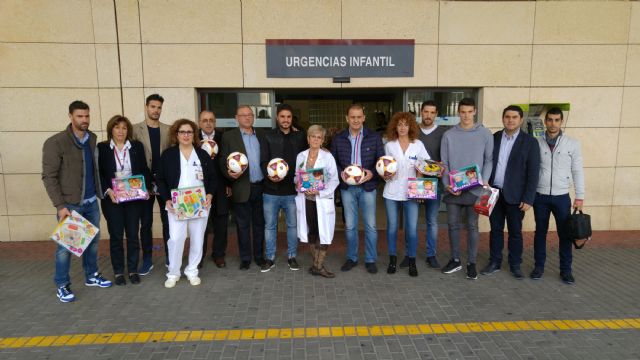 Visita a la Arrixaca de los futbolistas de la Selección Murciana - Navidad 2015 - 3, Foto 3