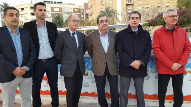 Los murcianos pueden divertirse en la pista de hielo de la Plaza de la Cruz Roja hasta el próximo 6 de enero - 1, Foto 1