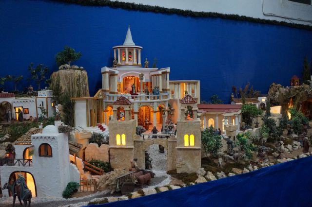 Ya luce el belén de la peña L'Almazara torreña - 1, Foto 1