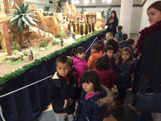 Usuarios del Centro Ocupacional José Moyá Trilla visitan el Belén municipal con el fin de acercarse a las tradiciones de Totana, Foto 6