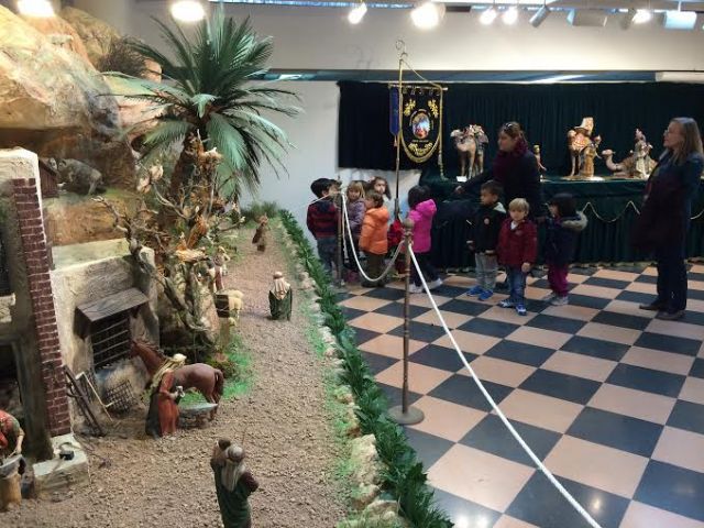 Usuarios del Centro Ocupacional José Moyá Trilla visitan el Belén municipal con el fin de acercarse a las tradiciones de Totana, Foto 7