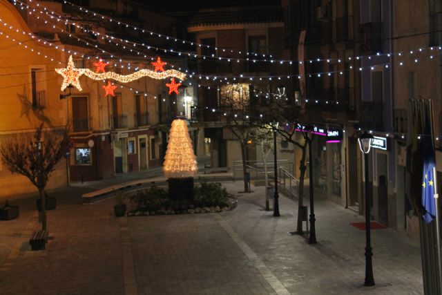 Un árbol con botellas recicladas decora la plaza de España - 1, Foto 1
