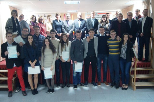The ceremony is held diplomas promote the IX International Baccalaureate students from IES "Juan de la Cierva", Foto 2