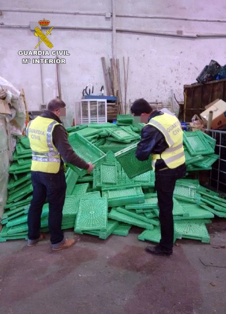 La Guardia Civil esclarece la sustracción de más de un millar de envases de plástico en Cieza - 1, Foto 1